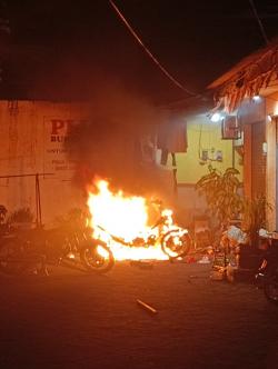 Motor Bebek Hangus Tak Tersisa Usai Dilalap Si Jago Merah di Depan Masjid