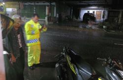  2 Motor Senggolan Tabrak Gerobak Soto di Jalan Parangtritis, 3 Orang Terluka