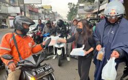 Warga Gateway Bandung Berbagi di Bulan Suci Ramadhan, Tebar 900 Paket Takjil Gratis