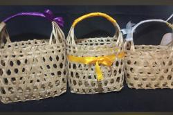 Jelang Lebaran, Perajin Anyaman Bambu Cibuyur Kewalahan Penuhi Permintaan Parcel