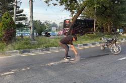 Sinergi Tiga Pilar Medan Johor Amankan Jalan AH Nasution dari Tumpahan Oli yang Membahayakan