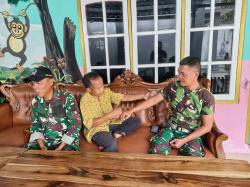 Momen Akrab Warga Somagede Pijat Prajurit TNI Melepas Lelah di Sela TMMD