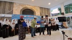 Tak Kuasa Tahan Air Mata, 33 Purna Guru SMAN Surabaya Terima Tali Asih Alumni yang Tidak Dibayangkan