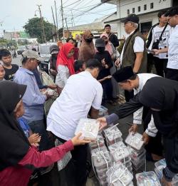 Dinas PRKP Karawang Sebar 1.000 Paket Takjil di Lima Titik Strategis
