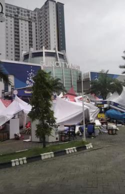 Lapak UMKM di Halaman Sun City Mall Sidoarjo Porak-Poranda Disapu Angin Kencang