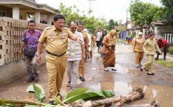 Kesal Jalan Tak Diperbaiki, Warga Tanami Pohon Pisang, Marhaen Djumadi Sidak Lokasi