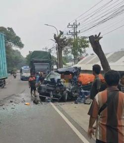 Adu Banteng Pikap Grandmax vs Truk Tronton di Pantura Situbondo, Kernet Tewas Terjepit