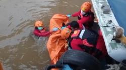 Tim SAR Gabungan Temukan dan Evakuasi Jasad Warga Palembang yang Terjepit di Bawah Tongkang