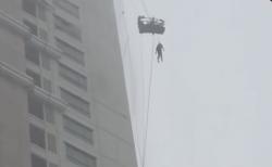 ​Satu Pekerja Pembersih Kaca Tewas Terhempas Angin Kencang di Apartemen Surabaya Barat