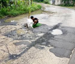 Ruas Jalan Cileles – Malingping Rusak dan Minim Penerangan, Warga Keluhkan Bahaya Saat Malam Hari