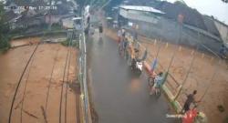 Luapan Sungai Rendam Rumah dan Mushola di Desa Sumurgung Tuban