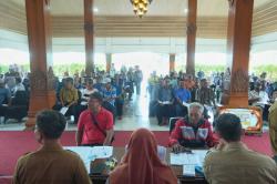 Bahagianya Para Penarik Becak di Mojokerto Dapat Bantuan untuk Lebaran 2026