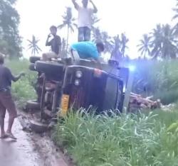 Laka Tunggal, Truk Angkut Kayu Terguling ke Sawah