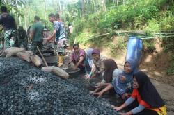 Wanita Tangguh di Antara Prajurit TNI, Angkat Batu dan Pasir Bangun Jalan