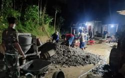 Satgas TMMD Kebut Pengecoran Rabat Beton hingga Malam Hari