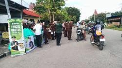 Sore Penuh Kepedulian, Kejati NTT Bagi-Bagi Takjil Gratis