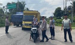 Pengendara Kaget! Polisi Tiba-Tiba Bagi 200 Takjil Gratis di Jalan Banda Aceh–Medan