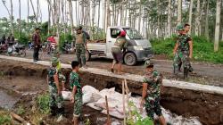 Paska Diterjang Hujan Deras, Satgas TMMD Bersama Warga Bersihkan Material Lumpur