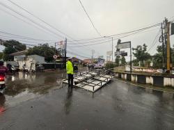 Cuaca Ekstrem Terjang Kendal, Jalan Pantura Sempat Lumpuh akibat Pohon Tumbang