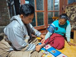 Cuaca Ekstrem, Satu Keluarga Tertimpa Reruntuhan Rumah Terkena Pohon Tumbang