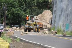 Akses Nasional di Trenggalek Lumpuh Akibat Longsor Batu Besar, Tim Gabungan Upayakan Pembersihan