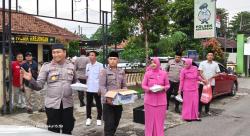 Jajaran Polsek Krejengan Turun ke Jalan, Bagikan Ribuan Takjil ke Warga