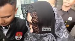 Wajah Tertutup Selendang, Rompi Oranye Menyala: Momen Fadia Arafiq Keluar dari Ruang Pemeriksaan