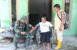 Aksi Kemanusiaan Dua Personel Satgas TMMD Periksa Kesehatan Lansia Sakit Lutut