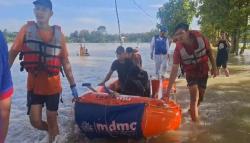 Lansia 67 Tahun Dievakuasi Pakai Perahu Karet Saat Banjir Bengawan Solo Kepung Desa Pandak Sragen