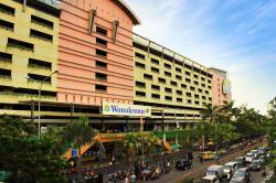 Ramadan Sepi Pengunjung, Pedagang Busana di DTC Surabaya Keluhkan Penurunan Omzet