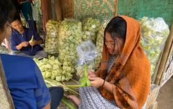 Tradisi Qunut Ramadan! Pengrajin Cangkang Ketupat di Lebak Kebanjiran Pesanan
