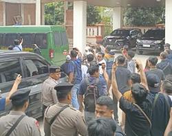 Sidang Sabu 1,9 Ton Ricuh, Keluarga Tarik-tarikan dengan Polisi Saat Fandi Digiring ke Mobil Tahanan