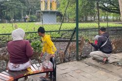 Ngabuburit Edukatif di Taman Uncal Soreang, Warga Ajak Anak Kenal Satwa Rusa