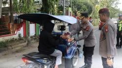 Berbagi Berkah Ramadan, Polres Polman Bersama Bhayangkari Bagi Takjil ke Masyarakat