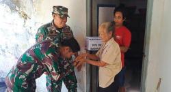 Nenek Kuntarti Tak Kuasa Menahan Haru Saat Terima Sembako dari Prajurit TNI AL