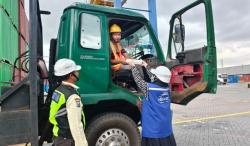 Jarang Tersorot, Perjuangan Sopir Truk di Pelabuhan Surabaya Dapat Perhatian Saat Ramadan