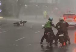 Angin Kencang Terjang Surabaya, Video Solidaritas Driver Ojol Viral