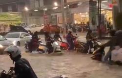 Pantura Weleri Terendam Banjir 70 Cm, Kendaraan Mogok dan Pengendara Putar Balik