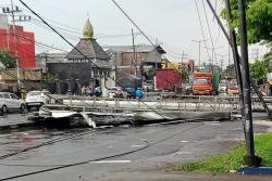 Reklame Raksasa Ambruk Diterjang Angin Kencang di Taman Sidoarjo, Jalur Kedungturi Sempat Lumpuh