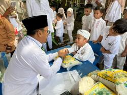 Ajarkan Kepedulian, Siswa Sekolah Alam Al Akbar Purwodadi Praktik Langsung Ijab Zakat Fitrah