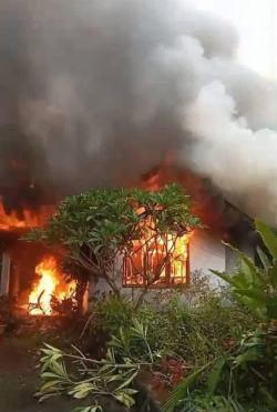 Sengketa Lahan di Dusun Bele Memuncak, Massa Desa Waiburak Bakar Rumah di Narasaosina