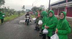 Koramil 10 Moga Pemalang Bagikan Takjil Gratis, Pererat Kebersamaan dengan Warga di Bulan Ramadan