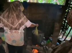 Ngupat Jadi Tradisi Ramadan di Lebak, Warga Rebus Ketupat Berjam-jam di Tungku