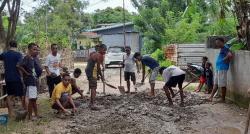 Jalan Rusak dan Tergenang, Warga RT 41 Maubeli Swadaya Tambal Akses Menuju RPH