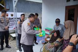 Wakapolda Jabar Salurkan Bantuan Sembako kepada Warga Indramayu di Bulan Ramadan