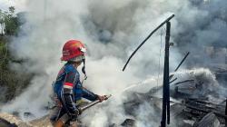 Warung Terbakar di Jalan Mahir Mahar Palangka Raya, Seorang Pekerja Alami Luka Bakar