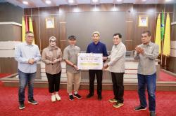 Kunjungi Barru, Nurdin Halid Serahkan Bantuan Rp275 Juta untuk 55 Koperasi Merah Putih