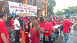Beda Keyakinan Satu Kepedulian, Warga Tionghoa Tebar Seribu Takjil di Jombang