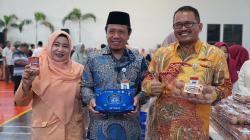 Di Tengah Lonjakan Harga Sembako, Polije Bagikan 10.016 Paket Bersubsidi untuk Karyawan