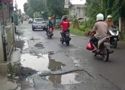 Jalan Rusak di Desa Warung Kadu Tuai Sorotan, Warga Sindir Jargon Purwakarta Istimewa